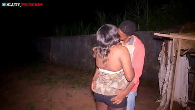 Strjitteromantyk en hot seks mei in mollige famke fan 'e klup